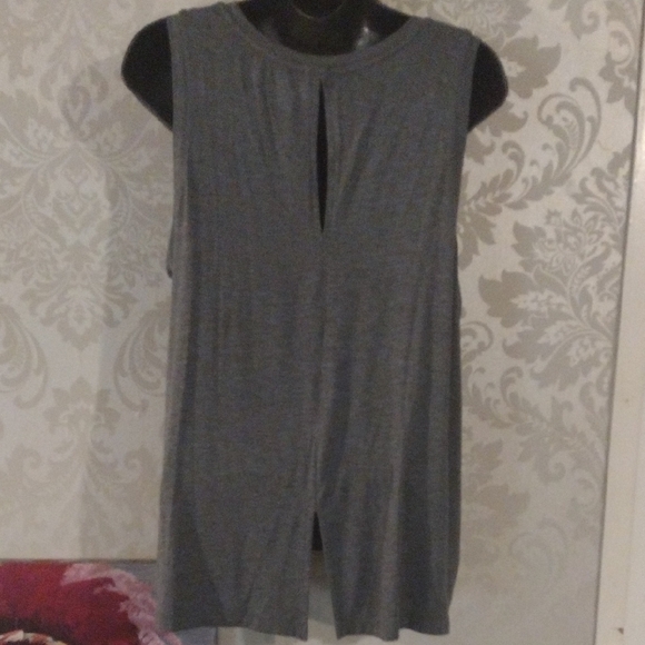 Halogen Gray Sleeveless Muscle Tee Relaxed Fit - Picture 3 of 5